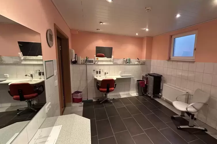 Soll echte Friseursalon-Atmosph&auml;re vermitteln: Hier werden den Bewohnern die Haare geschnitten. 