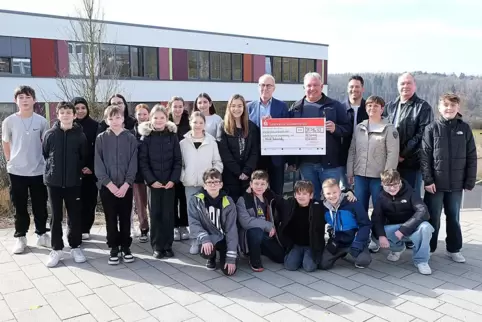 Am Freitag haben Schüler und Lehrer der IGS Contwig den Spendenscheck an die Familie von Marek Saberatzky übergeben. Der 18-jähr
