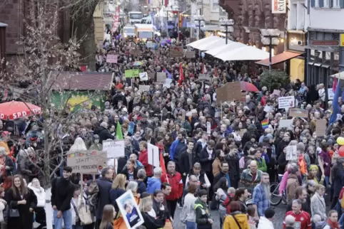 Vor der Adler-Apotheke drängten sich die Menschen in allen Nebenstraßen. 