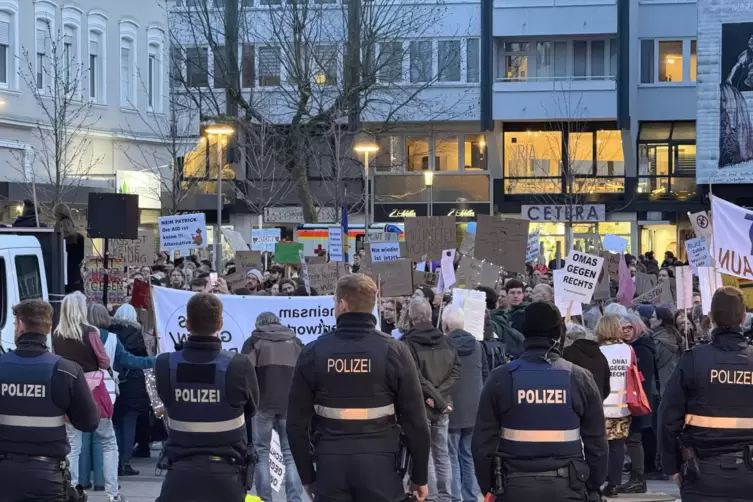 Die Polizei hatte genug Kr&auml;fte aufgefahren, um f&uuml;r Sicherheit zu sorgen.