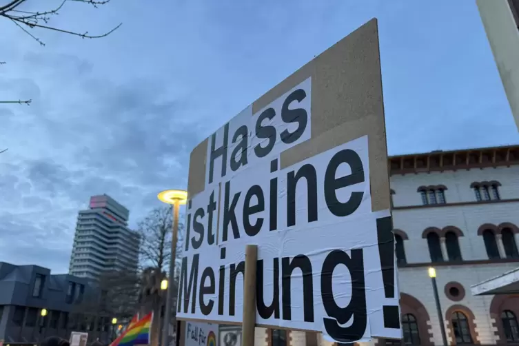 Gegen Hass und f&uuml;r Vielfalt traten die Demonstrierenden auch auf ihren Plakaten ein.