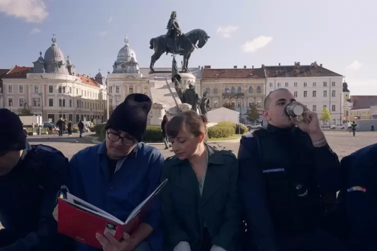 Bestes Drehbuch: &bdquo;Kontinental &rsquo;25&ldquo; des fr&uuml;heren Goldb&auml;rengewinners Radu Jude mit Marius Panduru, Eszter Tompa als Gerichtsvollzi