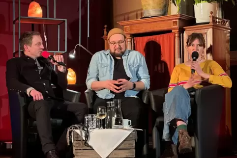 Gastgeber Uli Zehfuß (links) mit Lukas Meister und Rosa Hoelger.