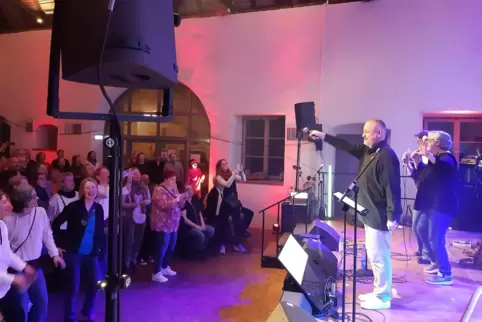 Ein großer Spaß war das erste „Sing Along“ in Freinsheim – für die Menschen im Saal und auf der Bühne. 
