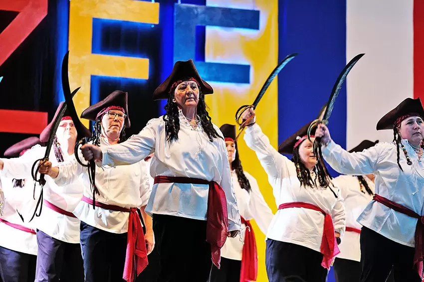 Die Dancing Mamis der CGH als Piraten.