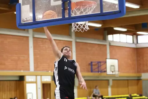 VTZ-Spieler Nils Selinger setzte mit seinem Dunking zum 103:39-Heimsieg einen fulminanten Schlusspunktbeim klaren Heimsieg gegen VTZ-Spieler Nils Selinger setzte mit seinem Dunking zum 103:39-Heimsieg einen fulminanten Schlusspunktbeim klaren Heimsieg gegen