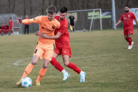 Queichhambachs Matchwinner Steven Schader (links) mit Landaus Torschützen Max Sprick. 