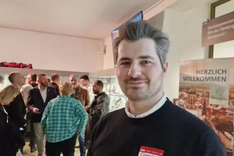 Jonas Leibig im Foyer des Frankenthaler Rathauses. 