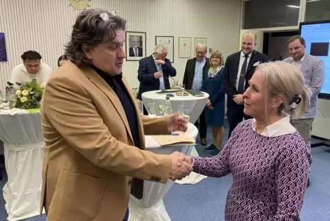 Peter Spitzer gratuliert Landrätin Susanne Ganster zum Wahlsieg. 