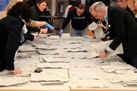 Bis 21 Uhr zählten die Wahlhelferinnen und Wahlhelfer in Bad Dürkheim aus. 