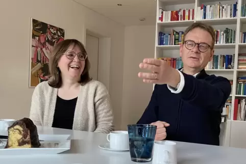Katrin und Thomas Gebhart warten am Nachmittag zuhause auf den Ausgang der Wahl. 