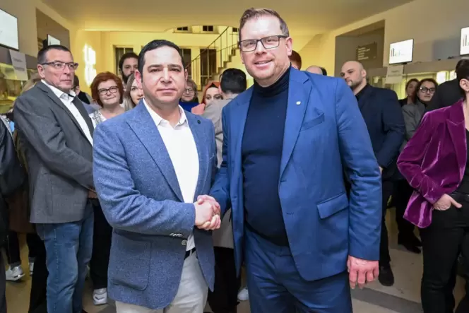 Fairer Händedruck zwischen Sertac Bilgin (links, CDU) und Titelverteidiger Christian Schreider (SPD).