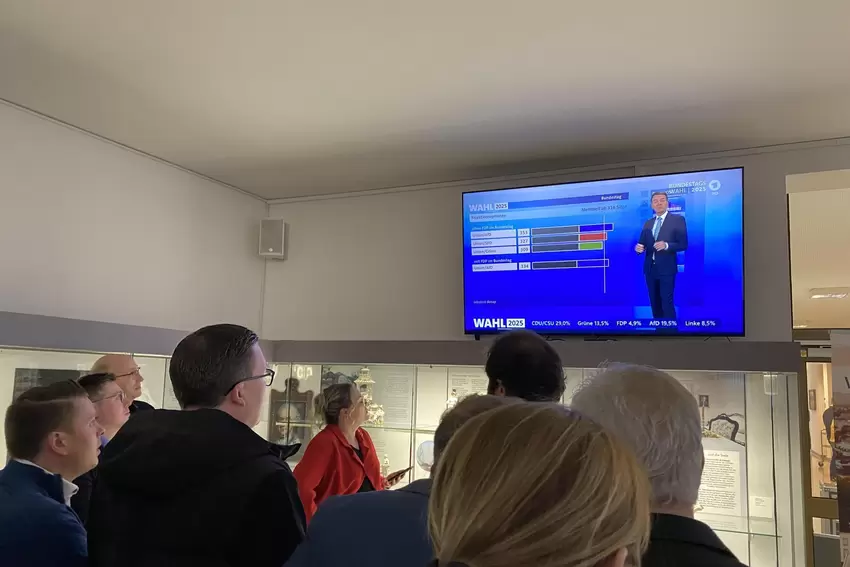 Immer im Blick: Die Hochrechnungen und Prognosen im Fernsehen.
