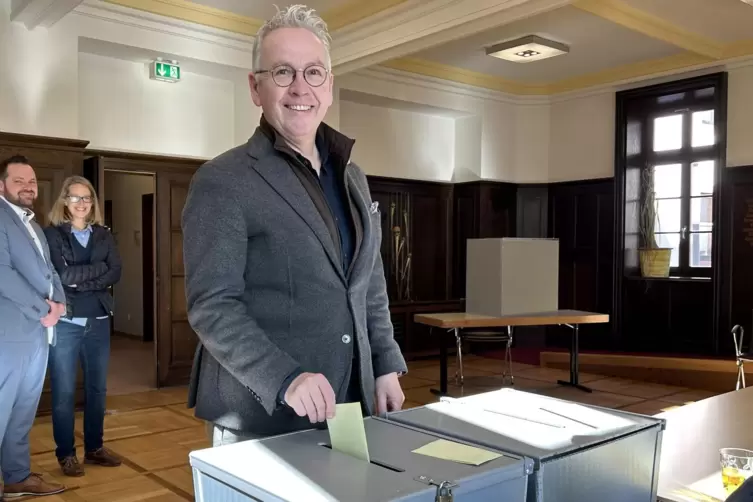 Am Mittag bei der Stimmabgabe: der alte (und neue?) Landrat Rainer Guth in Eisenberg