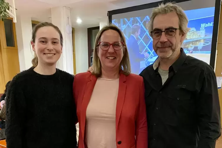 ... gegen Bianca Sta&szlig;en (Mitte) an, hier mit ihrer Tochter Alina und Partner Tom.