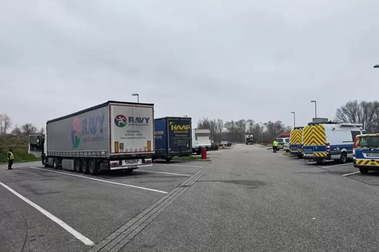 Auf Rastpl&auml;tzen wurden die von der Polizei herausgewunkenen Lkw samt Fahrer genauer unter die Lupe genommen.