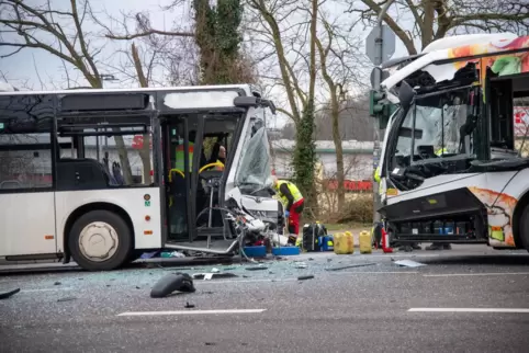 Die beiden Linienbusse stießen auf Höhe des Saarbasars in Saarbrücken zusammen.