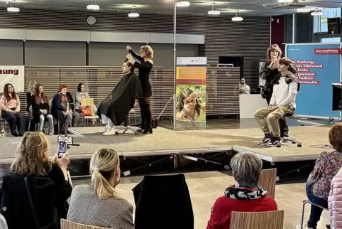 Bringen frisurentechnisch die Achtzigerjahre zurück: die Friseurinnen Samira Omrani (links) und Jo-Anna Oster. 