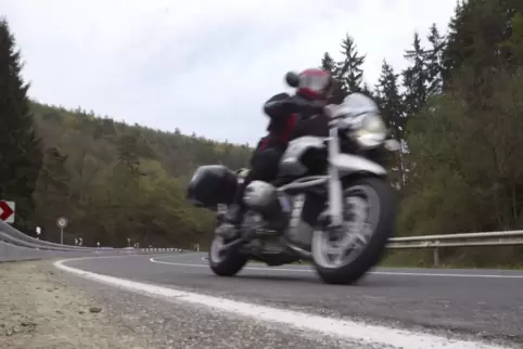 Es werden Zeugen und der Fahrer des Autos gesucht.