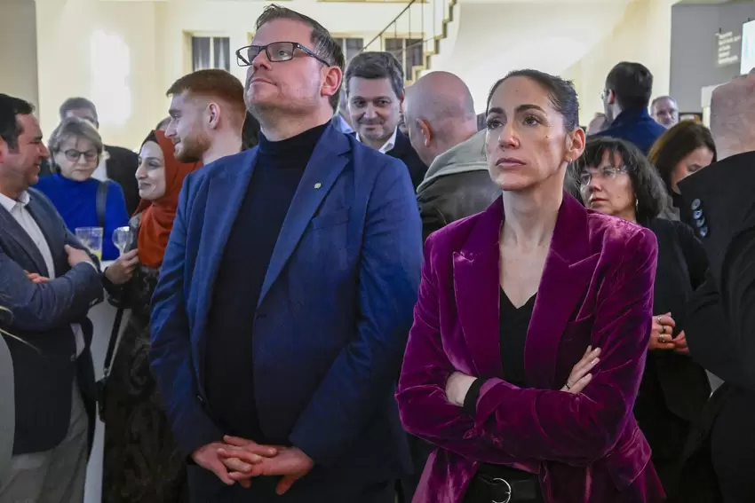 Bedrückt: Christian Schreider und Magali Leidig-Peterman, SPD-Vorsitzende aus Frankenthal, verfolgen den Wahlausgang.