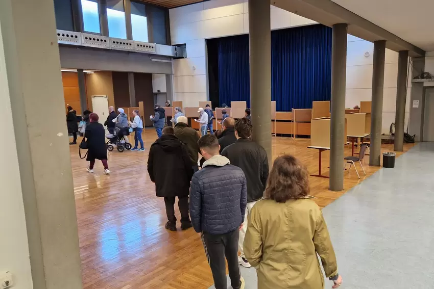 Schlange in einem Wahllokal in West, wo die AfD extrem zulegte bei den Zweitstimmen.