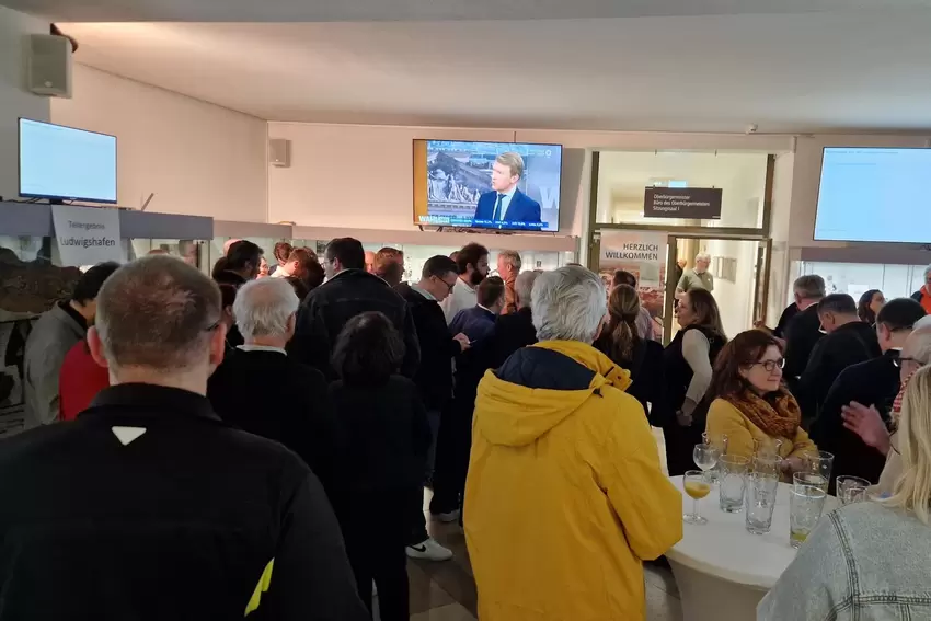 Rund 100 Gäste verfolgten die Ergebnisse am Sonntag bis gegen 22 Uhr im Frankenthaler Rathaus.