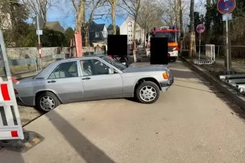 Das Auto konnte nicht eigenständig aus der Grube befreit werden, weshalb ein Abschleppunternehmen gerufen wurde.