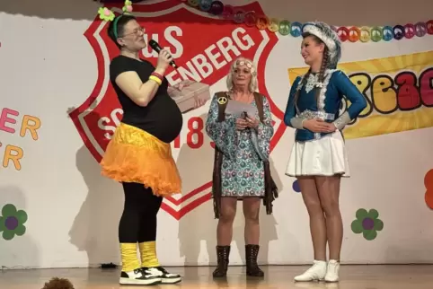 Organisatorin Alexandra Becker (links) und Moderatorin Stephanie Arnold (Mitte) würdigten die langjährigen Verdienste von Funken