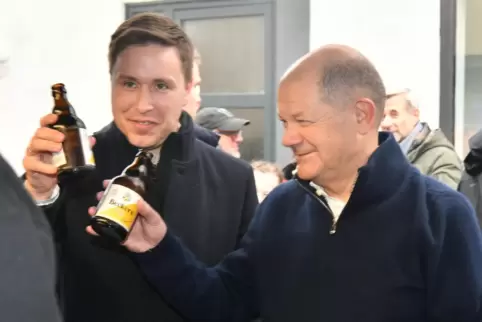 Konnte sich gegen Markus Uhl durchsetzen: Esra Limbacher (links) schafft es erneut für die SPD in den Bundestag. Unser Foto zeig Konnte sich gegen Markus Uhl durchsetzen: Esra Limbacher (links) schafft es erneut für die SPD in den Bundestag. Unser Foto zeig