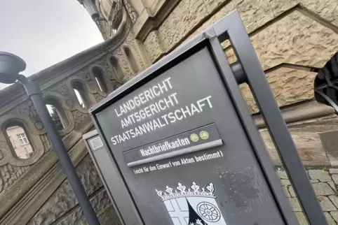 Aus mehreren Briefkästen sollen die Angeklagten Rechnungen entwendet und manipuliert haben.