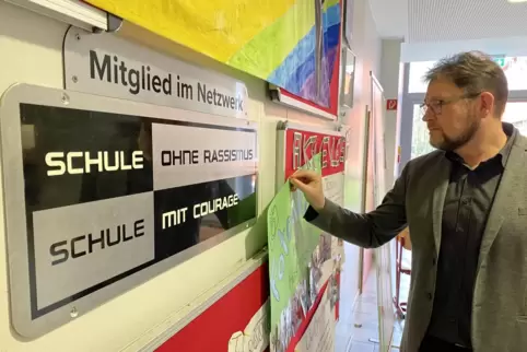 Schulleiter Marco Schneider ist stolz darauf, dass sich das Siebenpfeiffer-Gymnasium in Kusel „Schule ohne Rassismus – Schule mi
