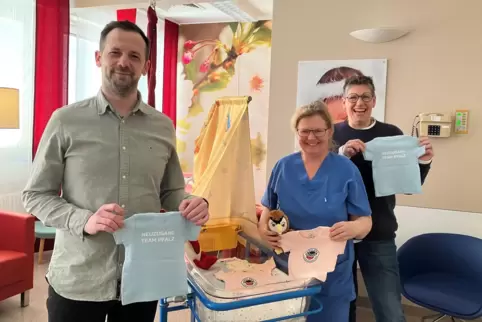 Mit den Shirts in den Händen: Eulen-Geschäftsführer Domenico Marinese, Anja Kandler (Mitte) und die stellvertretende Pflegedirek