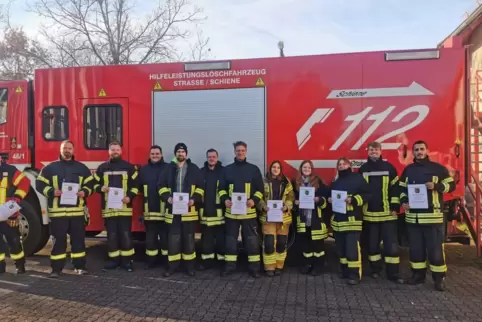 Die ersten Absolventen der neuen Freiwilligen Feuerwehr Neuhemsbach nach ihrer bestandenen Grundausbildung in Hochspeyer.
