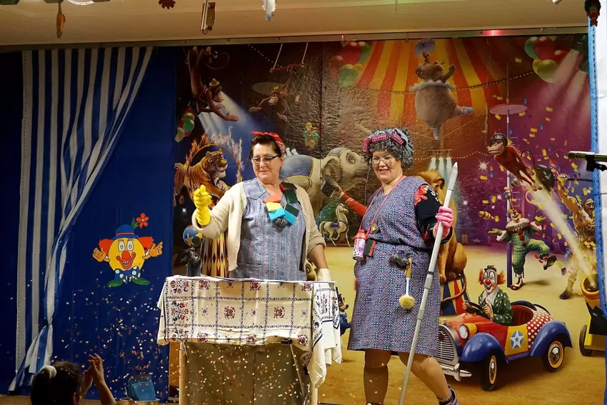 Andrea und Sarah plaudern als Putzfrauen aus dem Nähkästchen.