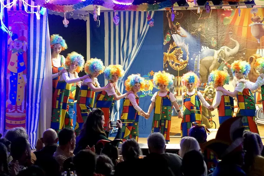 Die Bienwaldfüchse sorgen im Clowns-Kostüm für Begeisterungsstürme im Saal.