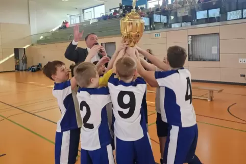 So sehen Sieger aus: Die Spieler der Pestalozzi-Grundschule Bobenheim-Roxheim präsentieren den Pokal.