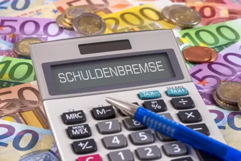 Seit 2016 zwingt die Schuldenbremse den Staat zum sparsamen Haushalten und nur in Notfällen davon abzuweichen.