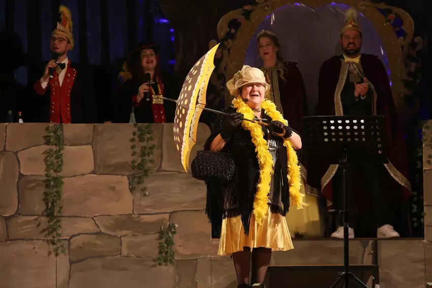 Renate Becker gibt in der Bütt die Becker Bawett.