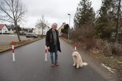 Die neue Verkehrsführung am Schwimmbad in Hettenleidelheim mit den aufgestellten Pollern sorgte für Unmut, auch bei Rainer Mittr