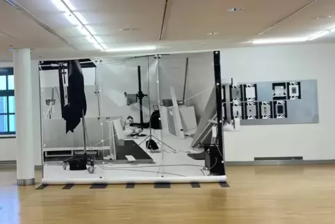 Was machen die da? Arbeit mit doppelter Künstlerin im Atelier. Ein Blick in die Speyerer Ausstellung. 