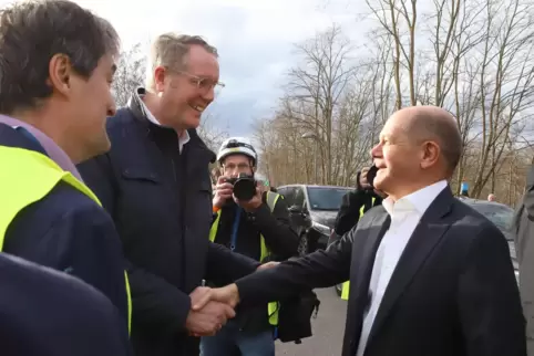 Ministerpräsident Alexander Schweitzer (SPD) im Januar bei einem Wahlkampftermin mit Bundeskanzler Olaf Scholz. 