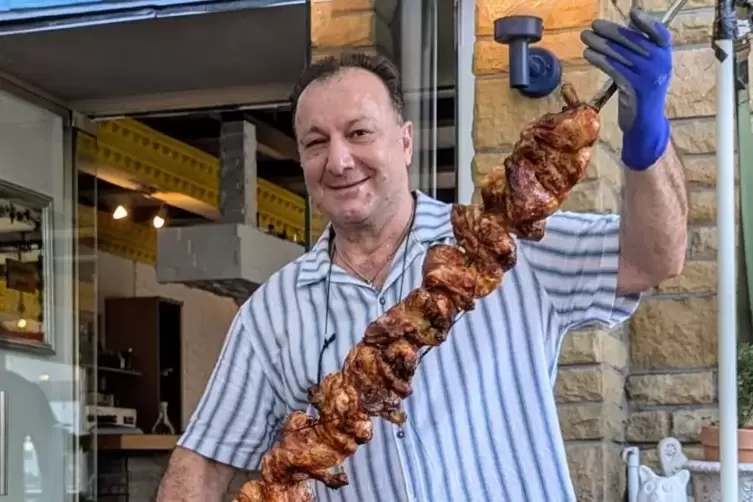 Mit Riesenspieß: Ioannis Zezios. vom Metaxa in Ramstein-Miesenbach.
