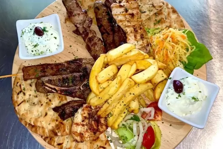 Mit Tsatsiki: Gegrilltes im Taverna Syrtaki.