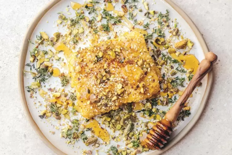 Vorspeise: Feta mit Honig und Kr&auml;utern.