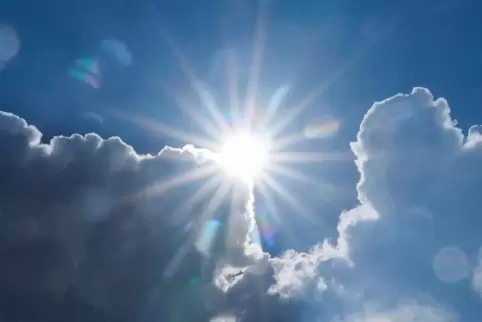 Einen wolkenlosen Himmel wird es über Fasnacht nicht geben. Aber es bleibt weitgehend trocken, und zeitweise lässt sich auch die