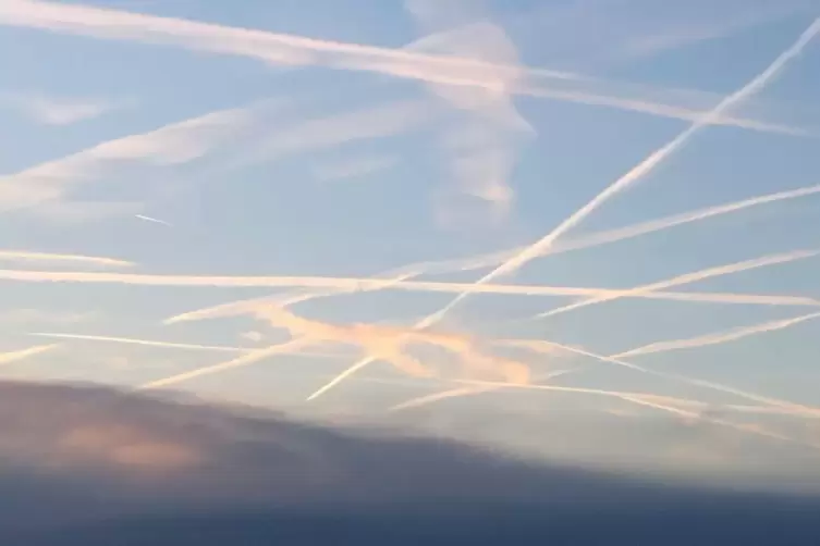 Flugverkehr mal anders &ndash; diesen Vergleich stellte ein Leser beim Blick auf den Vogelschwarm und die Kondensstreifen an. 