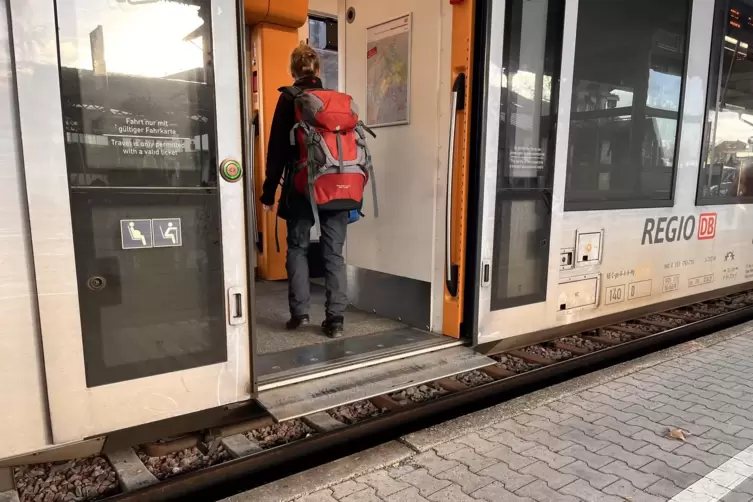 Zu niedrig: Gleis vier am Gr&uuml;nstadter Bahnhof ist nicht barrierefrei. 