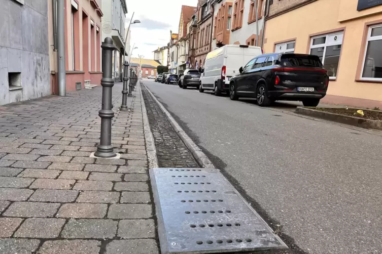 Vorbildlich: Durch Deckel k&ouml;nnen Rollstuhlfahrer auch die Rinne am Rand der Bahnhofstra&szlig;e queren. 
