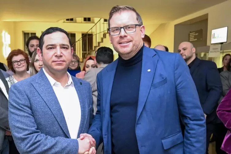 Stolz und gleichzeitig entt&auml;uscht: Sertac Bilgin (CDU, l.) und sein unterlegener Konkurrent Christian Schreider (SPD, r.)