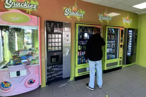 Snackautomaten, wie hier in Rödersheim-Gronau, werden gerade von jungen Menschen gerne genutzt. 